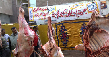 بالصور.. شباب الثورة فى منية النصر يبيع لحوما بأسعار مخفضة بالدقهلية