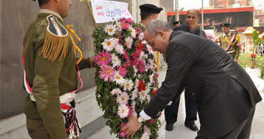 محافظ بنى سويف يضع الزهور على النصب التذكارى بالعيد القومى