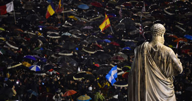 انبعاث دخان أبيض يشير إلى انتخاب بابا الفاتيكان