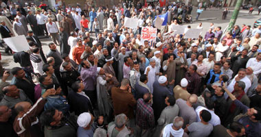 تظاهر أصحاب المخابز أمام وزارة التموين احتجاجا على تعطل ماكينات صرف الخبز