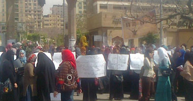 طالبات الأزهر يقطعن طريق مصطفى النحاس احتجاجا على الأوضاع السيئة بالمدينة الجامعية