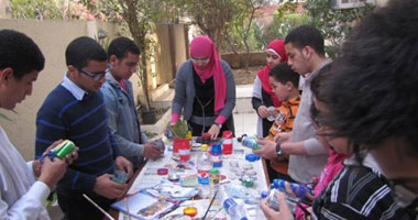 بالصور... لو محتار فى هدية ست الحبايب.. شباب إعادة التدوير حتعلمك