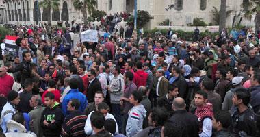 تجمع عشرات النشطاء السياسيين بالقائد إبراهيم فى جمعة "عائدون"