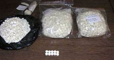 المعمل الكيماوى يفحص عينة من كمية مخدرات ضبطتها الشرطة بحوزة عاطل فى إمبابة