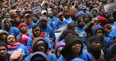 مئات ينظمون مسيرة فى شيكاغو احتجاجا على قتل الشرطة مراهقا أسود