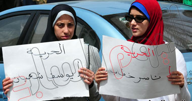 بالصور.. وقفة أمام نيابة الإسكندرية لأهالى النشطاء المقبوض عليهم