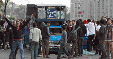 متظاهرون يحطمون سيارة تابعة لـ"التوحيد والنور" بشارع محمد محمود