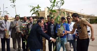 بالصور.. الطب البيطرى بجامعة القناة تنظم أنشطة وتشجير للحرم الجامعى