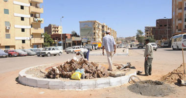 محافظ أسوان يوجه بسرعة إنهاء رصف الطرق الداخلية بالمدينة 