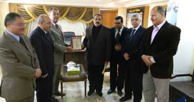 بالصور.. نقيب أطباء شمال سيناء يكرم مساعد مدير الأمن بالمحافظة