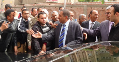 بالصور.. مواطن يلقى نفسه أمام سيارة محافظ البحيرة بسبب انقطاع المياه