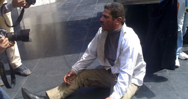 ننشر صور المواطن الذى حاول إشعال النيران فى جسده أمام نقابة الصحفيين