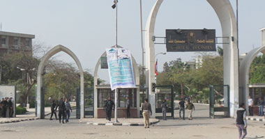 المنطقة الجنوبية العسكرية تهدى 100 زىّ متكامل لطلاب جامعة أسيوط