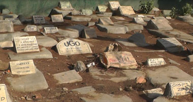 بالصور..مقبرة للكلاب والقطط بنادى الجزيرة..اسعارها تصل لـ10الاف جنيه.. ويحرسها"بودى جارد"..واصحاب الحيوانات يودعهم بابيات شعر وكلمات مؤثرة..وأخر يحرص على زيارة قبر كلبته بصحبة خطيبها "الكلب"