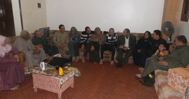 بالصور.. "سامية النجار" الأم المثالية بالشرقية: كافحت بعد وفاة زوجى وربيت أولادى الثلاثة.. ونفسى يعود الأمن والأمان لمصر تاني.. وأطالب بوظيفة لابنى الأصغر.. والابن الأكبر: مهما قدمت لأمى لن أكافئها