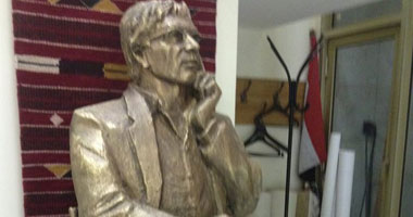 المستشار الثقافى المصرى بموسكو ينحت تمثالا للشاعر الفلسطينى محمود درويش