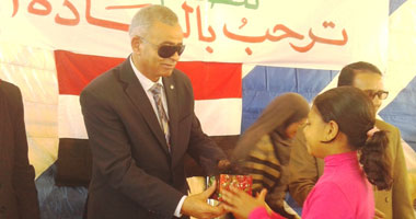 بالصور.. محافظ السويس يطالب بدعم مدرسة الصم ويكرم المميزين