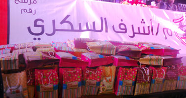 بالصور.. أشرف السكرى يوزع هدايا عيد الأم فى الزمالك