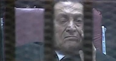بالفيديو.. مبارك يتلقى قبلات على رأسه عقب الحكم ببراءته بـ"قضية القرن"