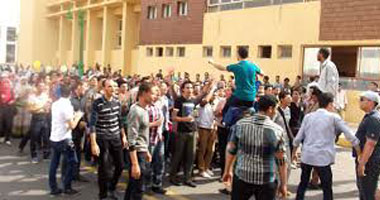 طلاب مدرسة جمال عبد الناصر بمصر القديمة يتظاهرون ضد نقلهم لمدرسة أخرى