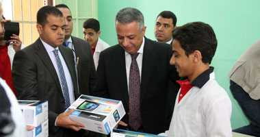 وزير التعليم يوزع أجهزة "التابليت" على الطلاب المتفوقين بعين شمس