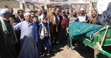 استمرار المظاهرات الفئوية بالمحافظات.. معلمون يضربون عن العمل بالمنوفية..وعاملو مصنع البوتاجاز بالأقصر يضربون عن الطعام.. ومواصلة الإضراب بأسمدة السويس.. وعمال محلج القطن بالشرقية يقيمون جنازة رمزية 