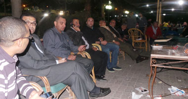 بالصور.. مرشحو الزمالك يداعبون شلة الكرة ليلة الانتخابات