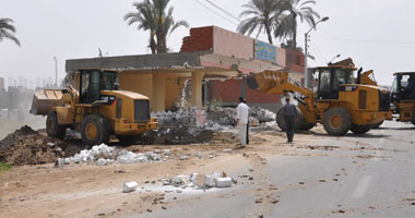 إزالة التعديات على طرح النهر فى مدينة السرو بدمياط