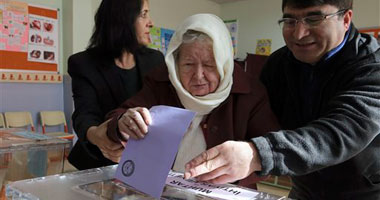 الناخبون الأتراك يتوجهون لمراكز الاقتراع لانتخاب رئيسهم للمرة الأولى