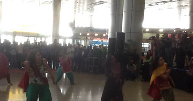 مطار القاهرة يستقبل نجوم مهرجان "الهند على ضفاف النيل"