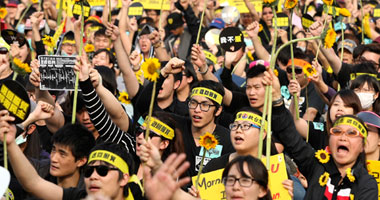 مئات الطلاب ينسحبون من البرلمان التايوانى بعد 24يوما من احتلاله 