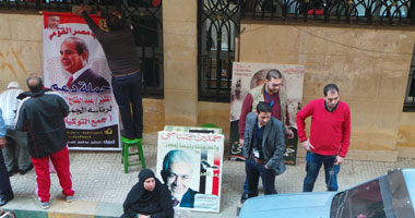 بالفيديو.. انتشار لافتات السيسى وصباحى أمام "شهر عقارى كفر الشيخ"