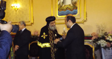 بالصور.. وزير التموين يقدم العزاء للبابا تواضروس فى وفاة والدته