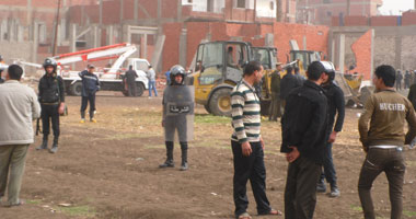 الأجهزة التنفيذية بالعاصمة تستكمل إزالة مخالفات البناء بكورنيش المعادى