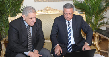 إبراهيم محلب يستعرض الاستعدادات للفصل الدراسى الثانى مع وزير التعليم