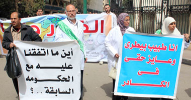 "البيطريين" ينظمون مسيرة بالبلاطى البيضاء لإدراجهم بالكادر.. ومطالب بتعديل قانون تكليف المهن الطبية ليشملهم.. ولجنة إضراب "الصيادلة": لم نتفاوض مع "الصحة" لإلغاء إضراب 8 مارس