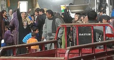 بالصور.. أهالى قرى طوخ يبحثون عن المياه بعد انقطاعها لمدة يومين