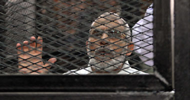 رفع جلسة محاكمة الشاطر وبديع وقيادات الإخوان بـ"أحداث الإرشاد" للقرار