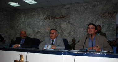 محافظ سوهاج يناقش إنشاء وحدات منزلية للبوتاجاز 