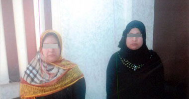ضبط موظفة بطنطا وممرضة بتهمة سرقة سيدة أمام فرع بنك القاهرة بكفر الزيات
