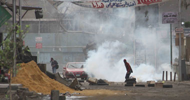 أمن الزقازيق يطلق الغاز المسيل لمواجهة شغب الإخوان بميدان القومية