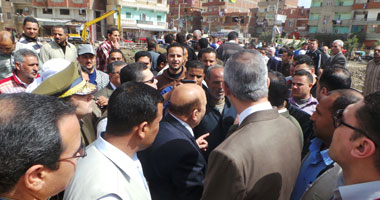 بالصور..أهالى "منشية فؤاد" لوزير التنمية: على جثتنا ترك المنطقة