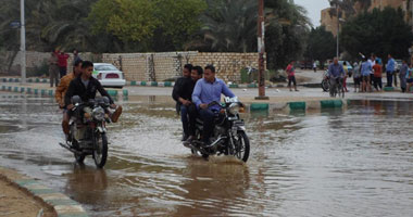 الأمطار والسيول تصيب الوادى الجديد بالشلل.. إغلاق المدارس وانهيار منازل قديمة بمركز باريس.. المحافظة تعلن الطوارئ والأهالى يترقبون موجة أخرى من الطقس السيئ 