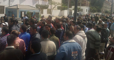 عاملو مساجد الأوقاف بالإسكندرية يتظاهرون أمام الوزراء لإعادتهم للعمل