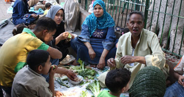 الأسر المصرية تأكل "الفسيخ والرنجة" فى شم النسيم