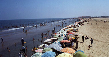 توافد المواطنين على شواطئ البحر الأحمر للاحتفال بشم النسيم