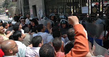 القبض على ناشط بـ"6 إبريل" خلال تضامنه مع قتلى الإسكندرية