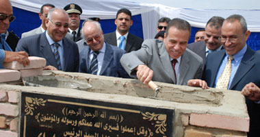 "وزير" يضع حجر أساس مصنع للوجبات المدرسية