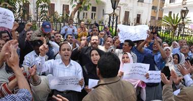 اعتصام عمال لحليج الأقطان أمام البرلمان للمطالبة بعودة الشركة للقطاع العام
