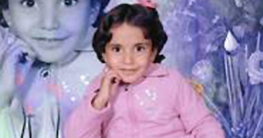 والد الطفلة التى قتلها مدمن بعد اغتصابها يهدد بالثأر